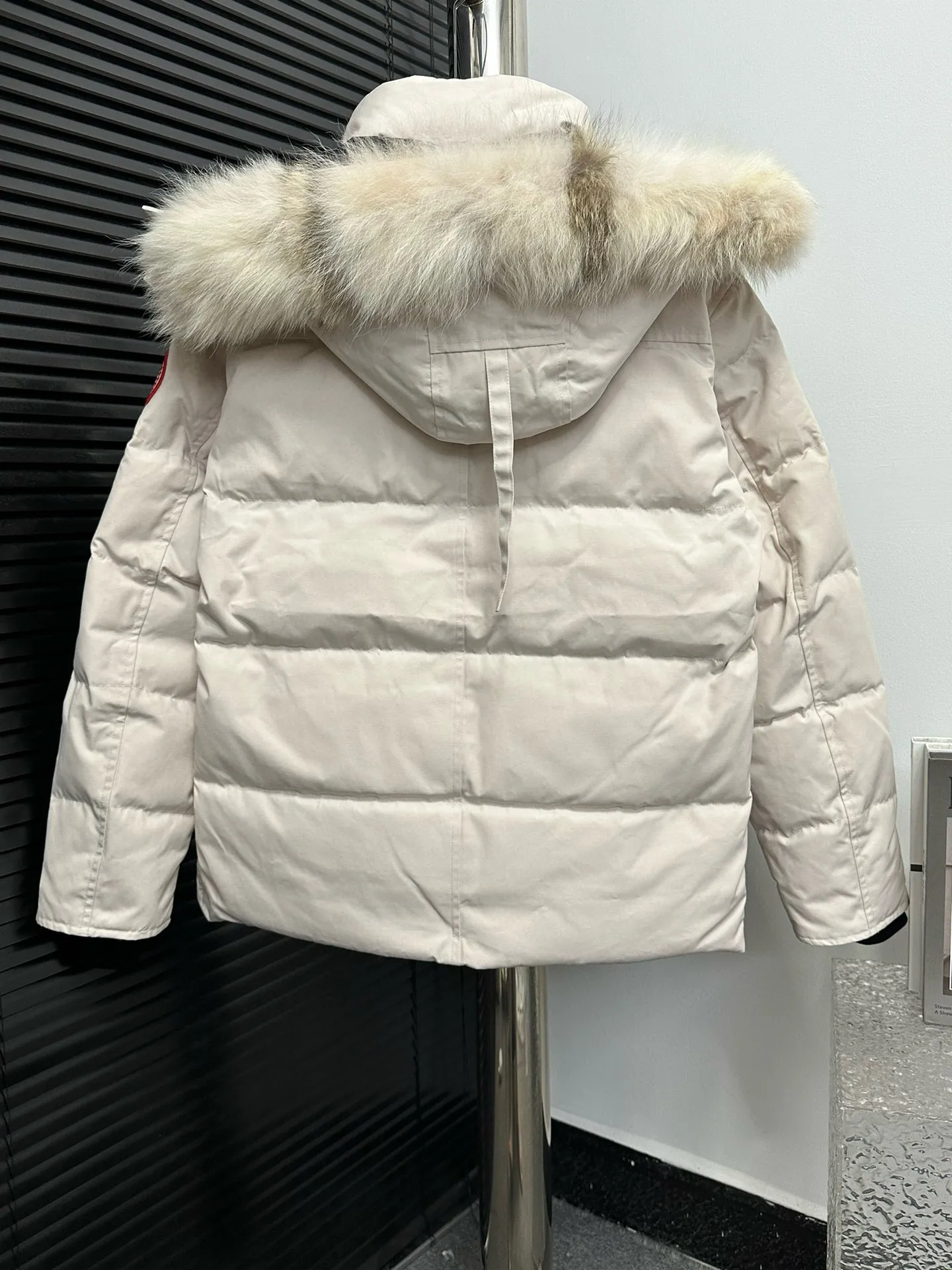 P780 [canada goose wyndham] 29 parka down jackets. The fabric is as soft and hard as the original. It can be restored by kneading at will (fabric misunderstanding: fabrics with high hardness are not waterproof. Only those who buy the latest authentic version this year will notice the softness and comfort of the fabric). The down is synchronized with the authentic white duck down. It is fluffy and not clumps. The electronically controlled down filling machine is filled with down. The zipper is customized with authentic ykk military grade copper core zipper puller. The high-hardness, non-stuck fur collar is made from original and custom-made western Canadian coyote skin. All workmanship and wiring are controlled by workers with more than ten years of service. They must be horizontal and vertical, and no crookedness is allowed. The wiring density inside is more sophisticated. Fighters in the world 29 battle all kinds of world products. Size: XS-XXL